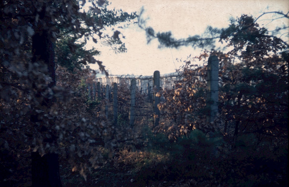 Berlin, ca. 1984 – Stacheldrahtzaun und Betonplattenmauer im Spandauer Forst nahe Eiskeller (Fotograf: )