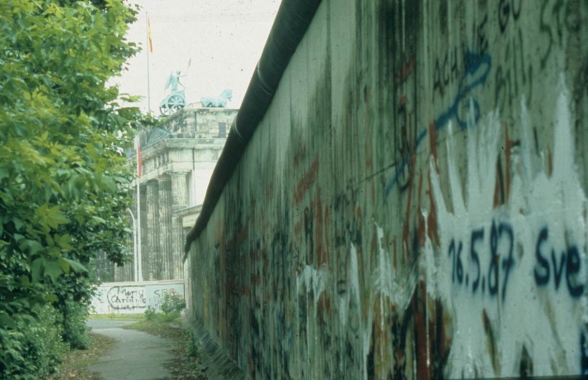 Berlin, ca. 1987 – Grenzmauer 75 entlang der Ebertstraße südlich vom Brandenburger Tor (Fotograf: )