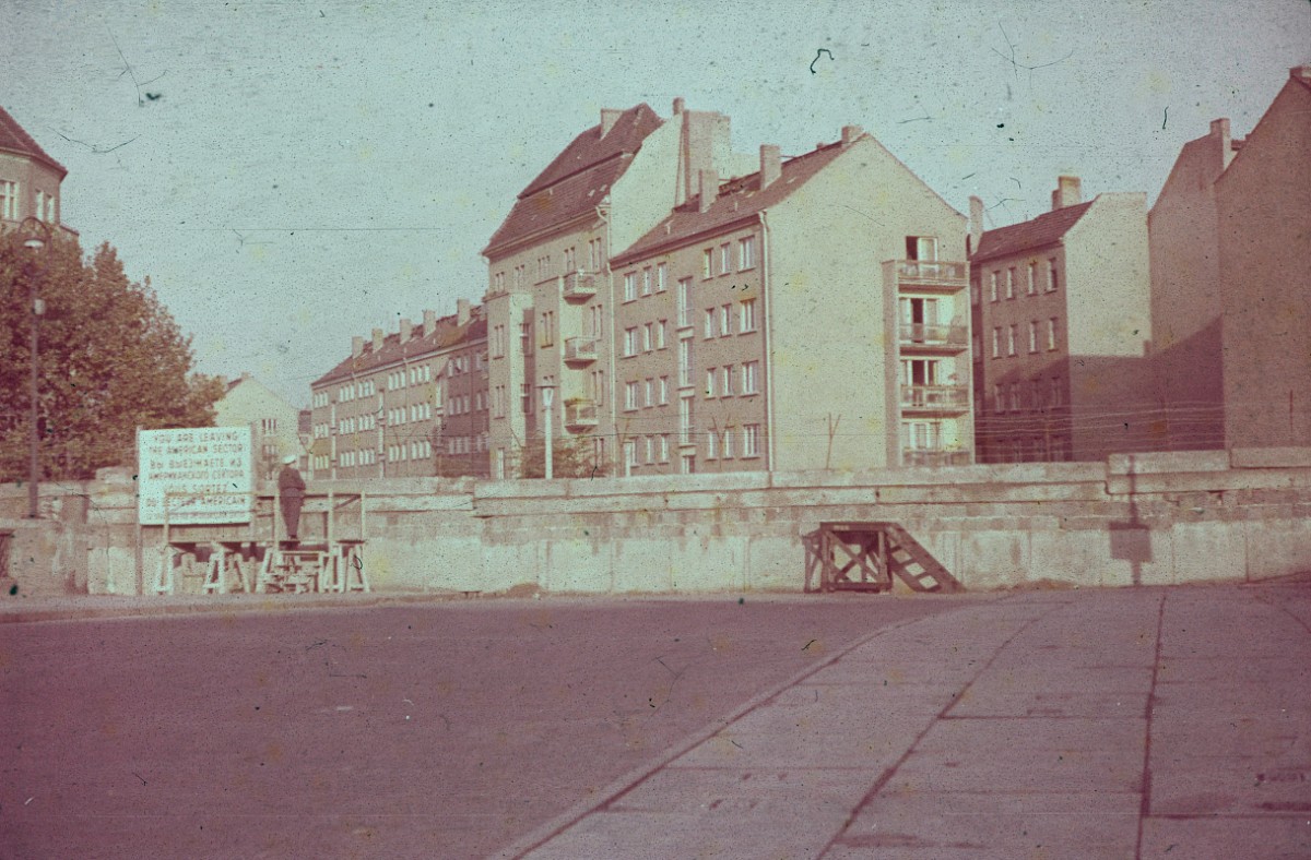 Berlin, 1962 – Aussichtsplattformen an der Grenzmauer auf der Lohmühlenbrücke (Fotograf: )