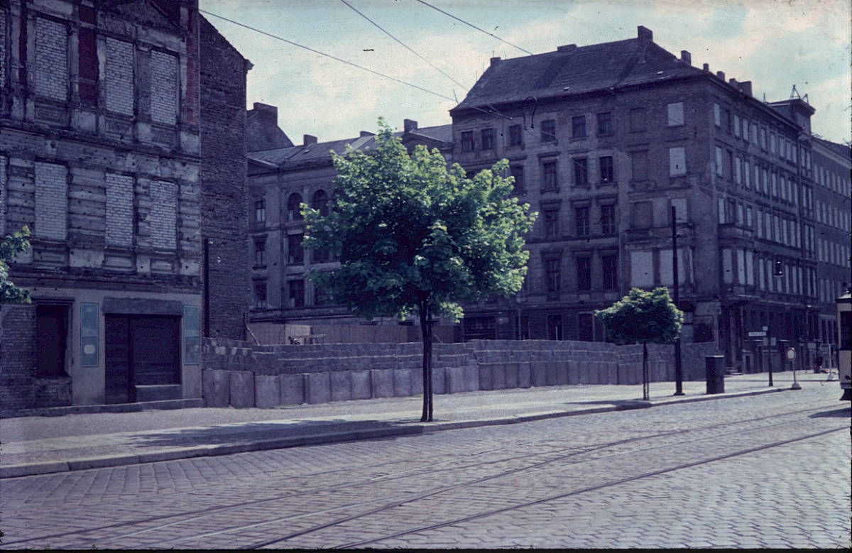 Berlin, 1962 – Grenzmauer in der Bernauer Straße/Wolliner Straße (Fotograf: Ludwig Vörding)