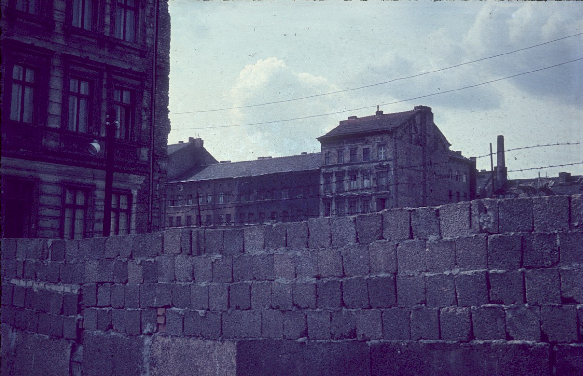 Berlin, 1962 – Grenzmauer in der Bernauer Straße/Ruppiner Straße (Fotograf: Ludwig Vörding)