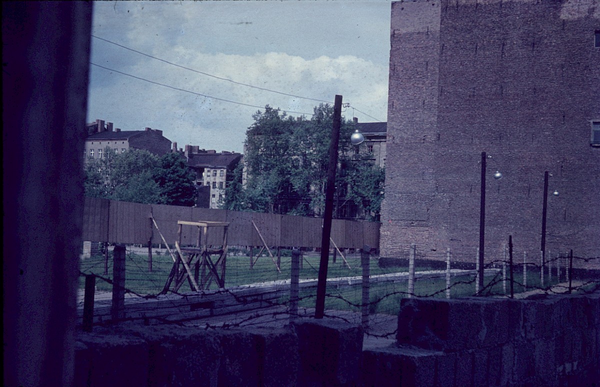Berlin, 1962 – Grenzstreifen in der Bernauer Straße/Ruppiner Straße (Fotograf: Ludwig Vörding)
