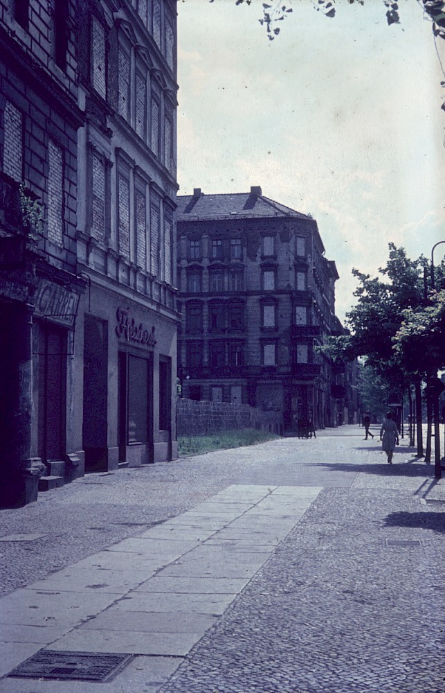 Berlin, 1962 – Vermauerte Grenzhäuser in der Bernauer Straße/Ruppiner Straße (Fotograf: Ludwig Vörding)