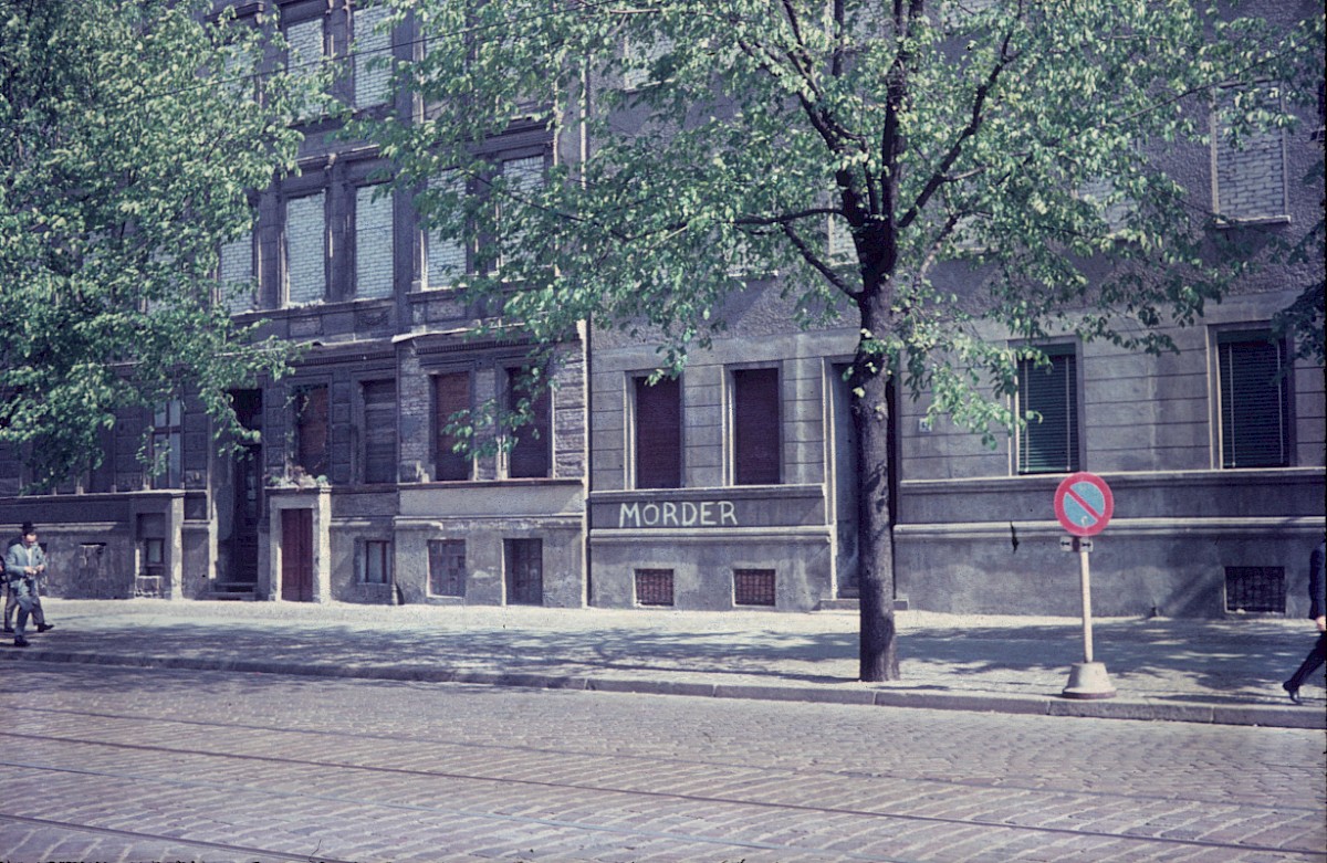Berlin, 1962 – Vermauerte Grenzhäuser in der Bernauer Straße (Fotograf: Ludwig Vörding)