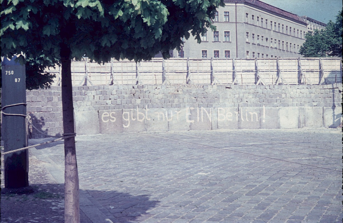 Berlin, 1962 – Grenzmauer in der Bernauer Straße/Schwedter Straße (Fotograf: Ludwig Vörding)