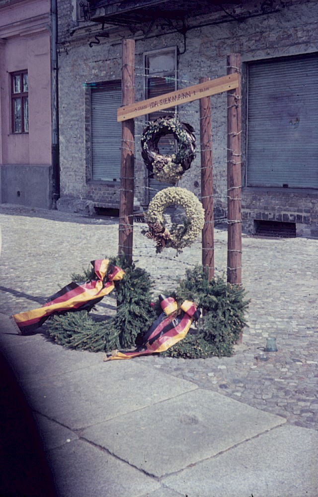 Berlin, 1962 – Gedenkzeichen für Ida Siekmann in der Bernauer Straße (Fotograf: Ludwig Vörding)