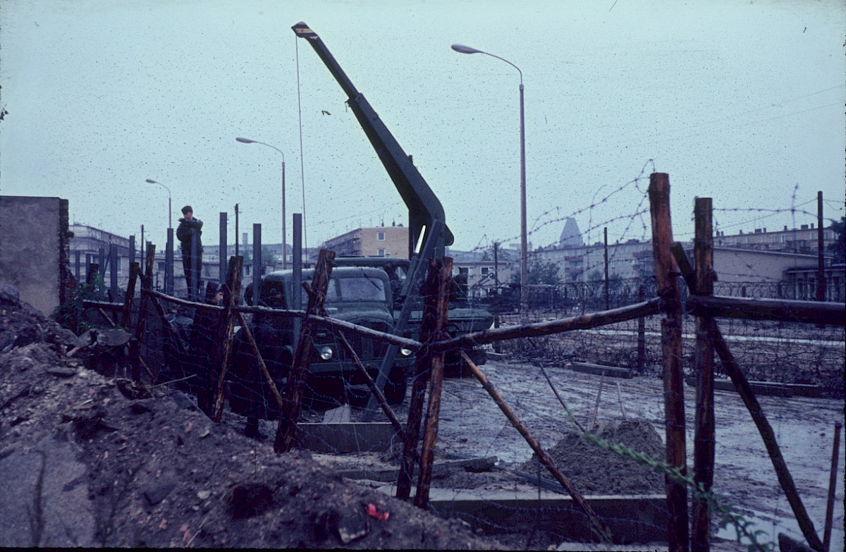 Berlin, 1962 – Ausbau der Grenzanlagen nahe der Lindenstraße/Zimmerstraße (Fotograf: Ludwig Vörding)