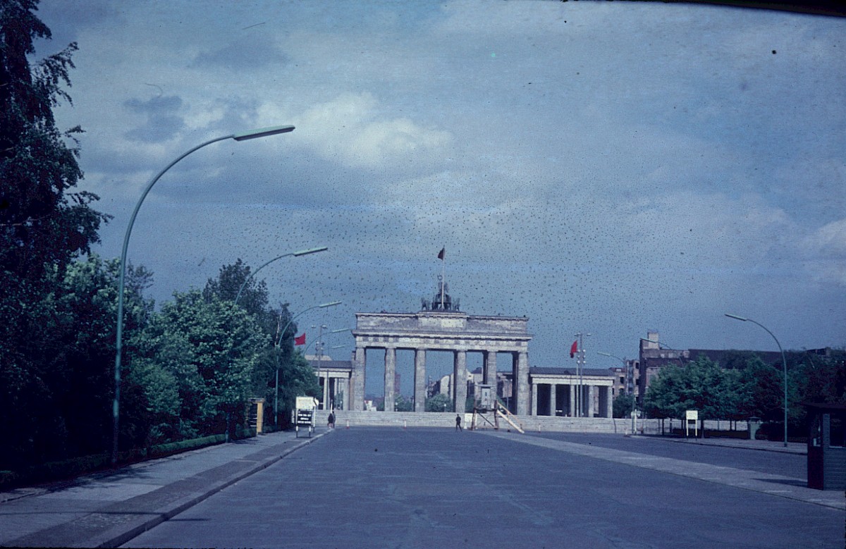 Berlin, 1962 – Platz des 18. März mit dem Brandeburger Tor (Fotograf: Ludwig Vörding)
