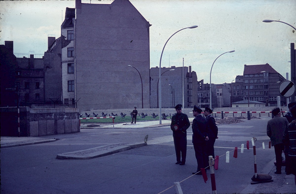 Berlin, 1962 – West-Berliner Polizeibeamte vor der Grenzübergangsstelle Friedrichstraße (Fotograf: Ludwig Vörding)