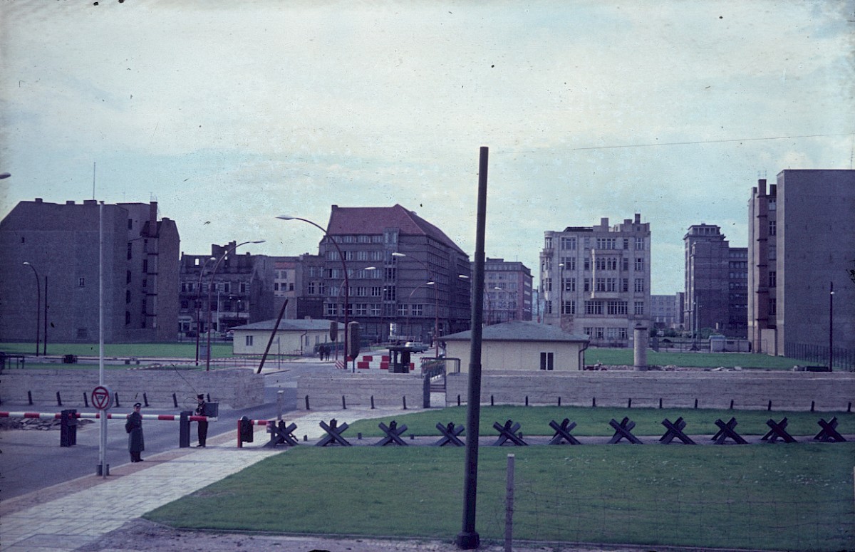 Berlin, 1962 – Grenzübergangsstelle Friedrichstraße (Fotograf: Ludwig Vörding)