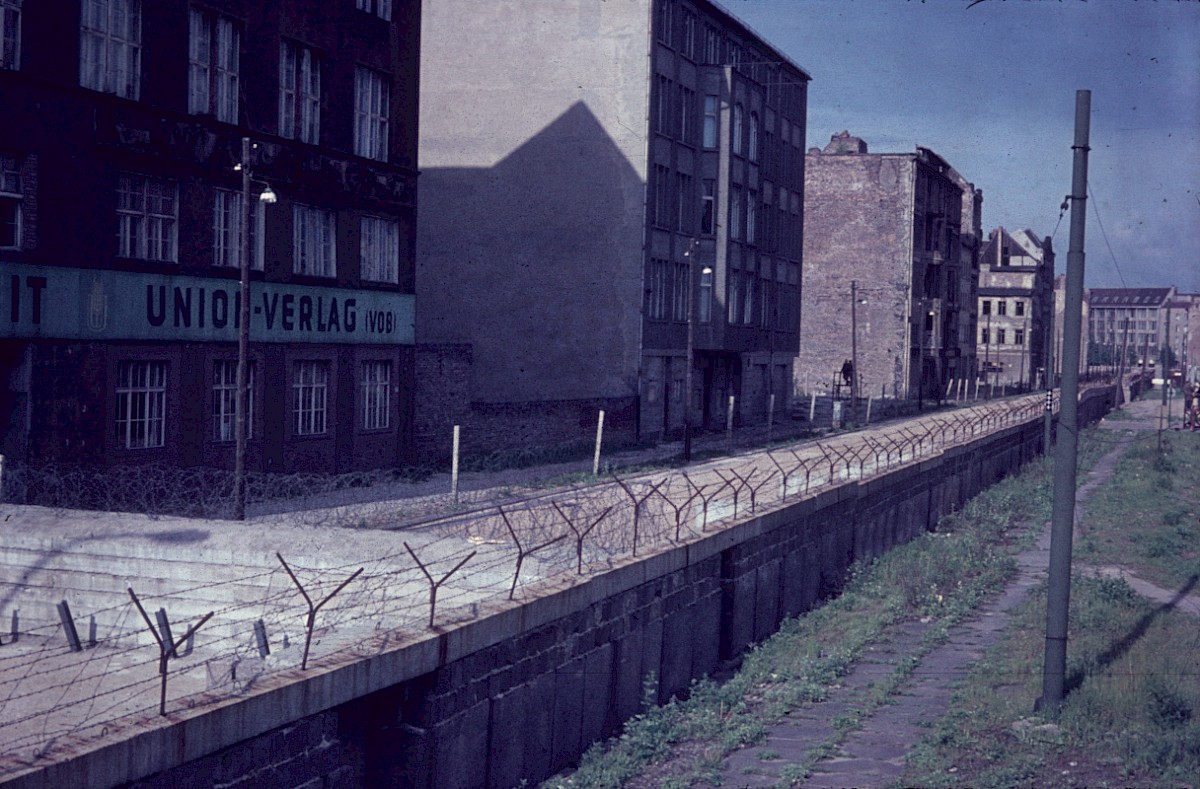 Berlin, 1962 – Grenzanlagen entlang der Zimmerstraße (Fotograf: Ludwig Vörding)