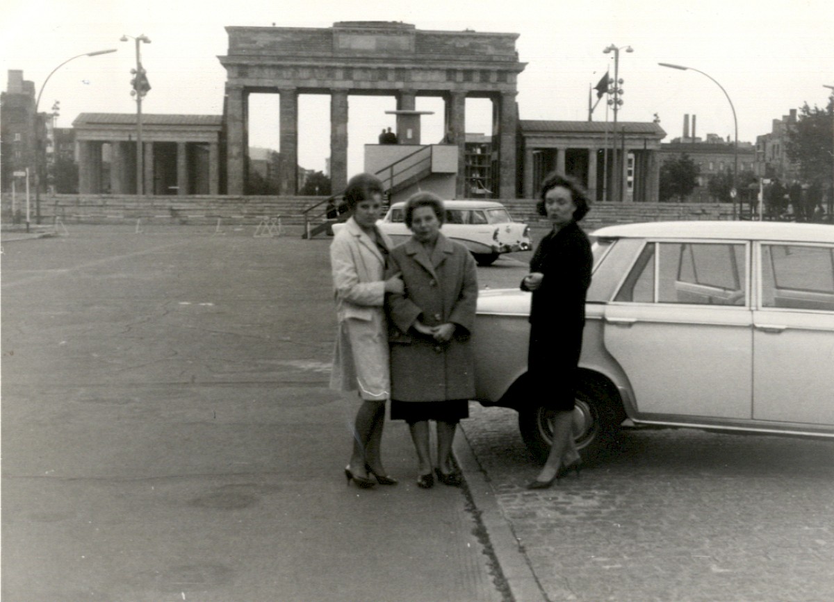 Berlin, 28. September 1963 – Mauerbesucher vor dem Brandenburger Tor (Fotograf: )