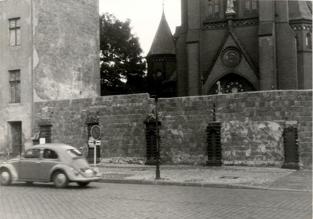 Berlin, 28. September 1963 – Vermauertes Straßenportal der Versöhnungskirche (Fotograf: )