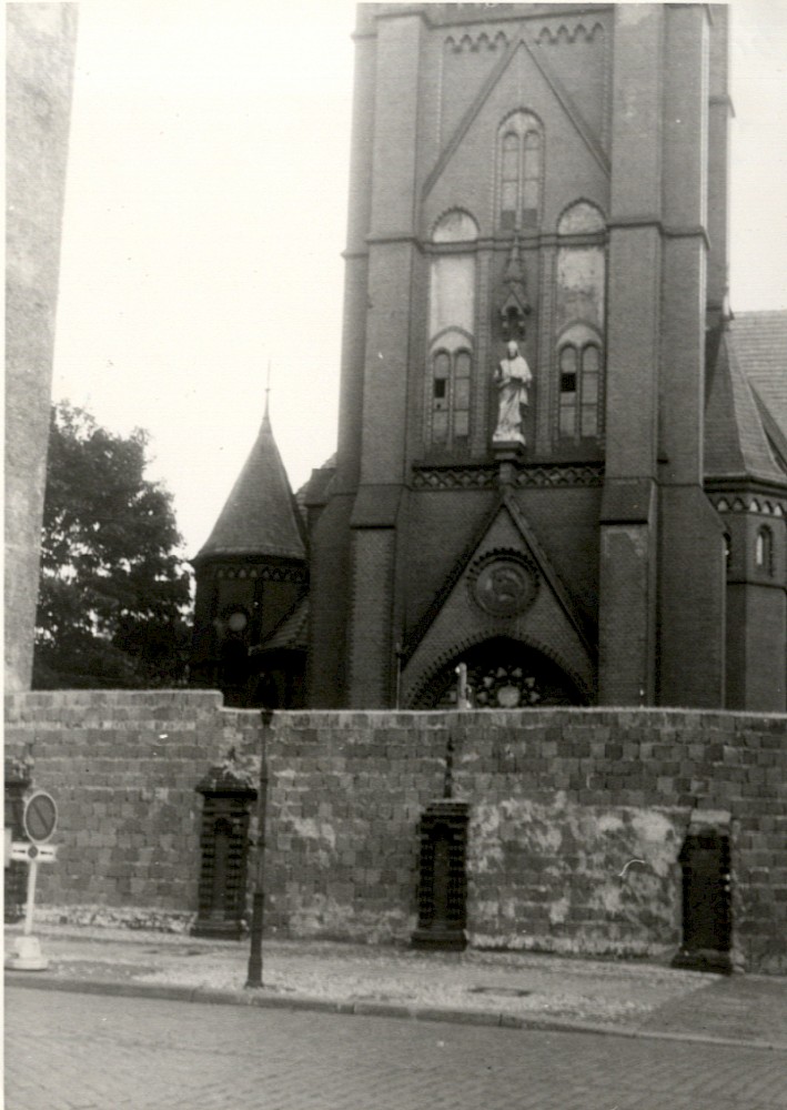 Berlin, 28. September 1963 – Versöhnungskirche hinter der Grenzmauer (Fotograf: )