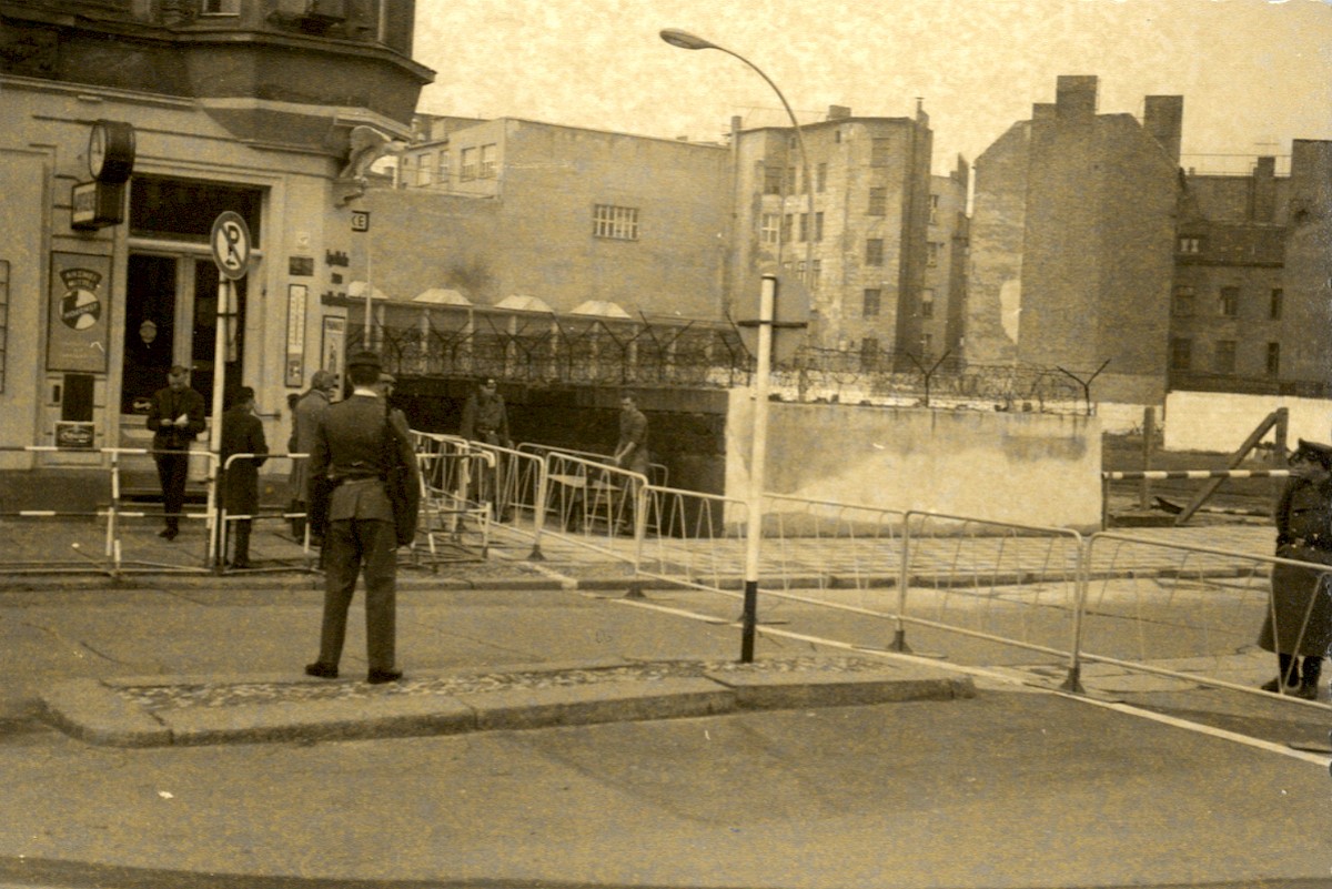 Berlin, ca. 1963 – Absperrungen und Soldaten am Checkpoint Charlie (Fotograf: )