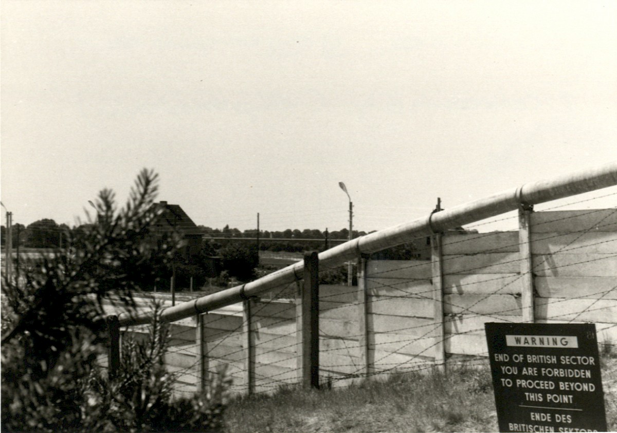 Berlin, ca. 1963 – Grenzanlagen in Falkenhöh nahe der Griesingerstraße (Fotograf: )
