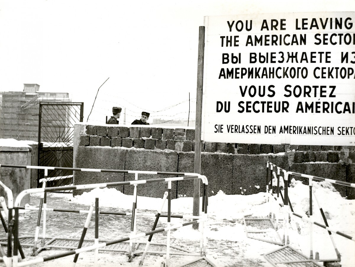 Berlin, ca. 1963 – Grenzübergangsstelle Oberbaumbrücke im Winter (Fotograf: )