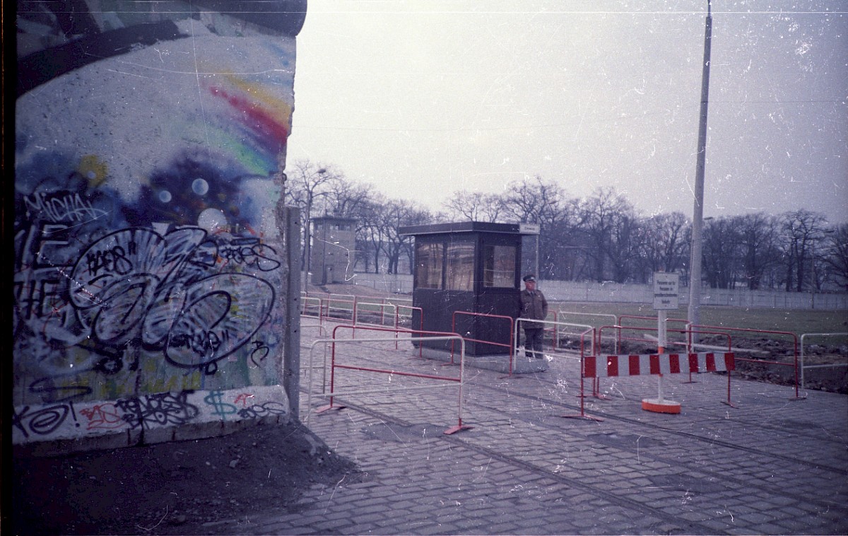 Berlin, 1990 – Grenzübergang Puschkinallee am Schlesischen Busch (Fotograf: Hans-Jürgen Klette)
