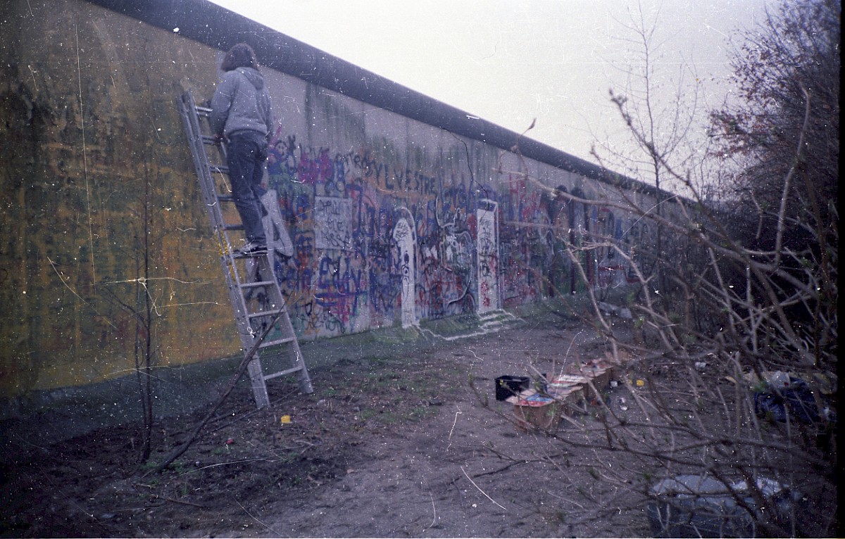 Berlin, 1990 – Sprayer an der Grenzmauer 75 am Schlesischen Busch (Fotograf: Hans-Jürgen Klette)
