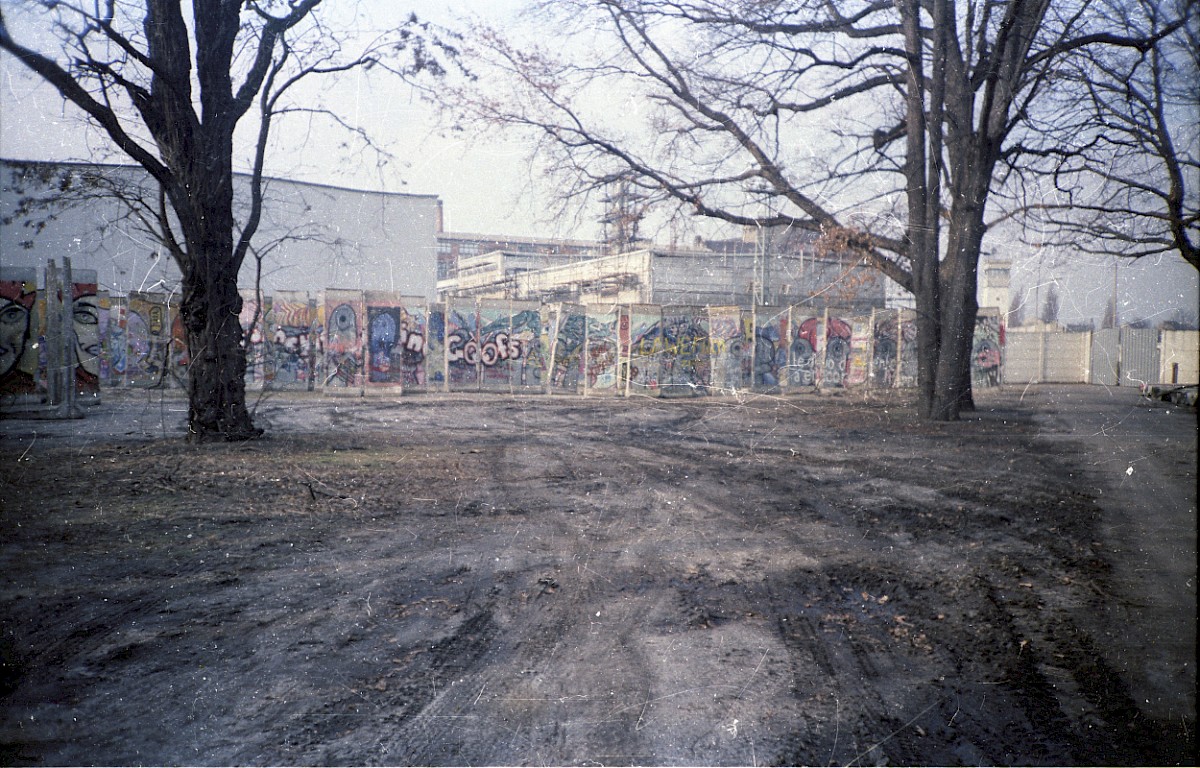 Berlin, 1990 – Mauerelemente im Treptower Park (Fotograf: Hans-Jürgen Klette)