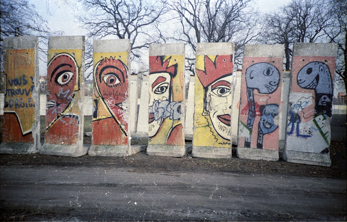 Berlin, 1990 – Gelagerte Mauerelemente im Schlesischen Busch (Fotograf: Hans-Jürgen Klette)