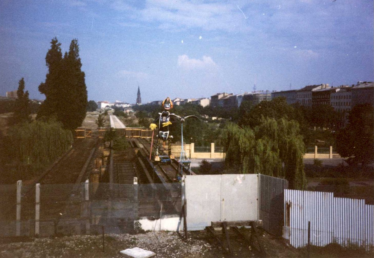Berlin, 1990 – Grenzanlagen auf der Eisenbahnbrücke am Görlitzer Park (Fotograf: Hans-Jürgen Klette)