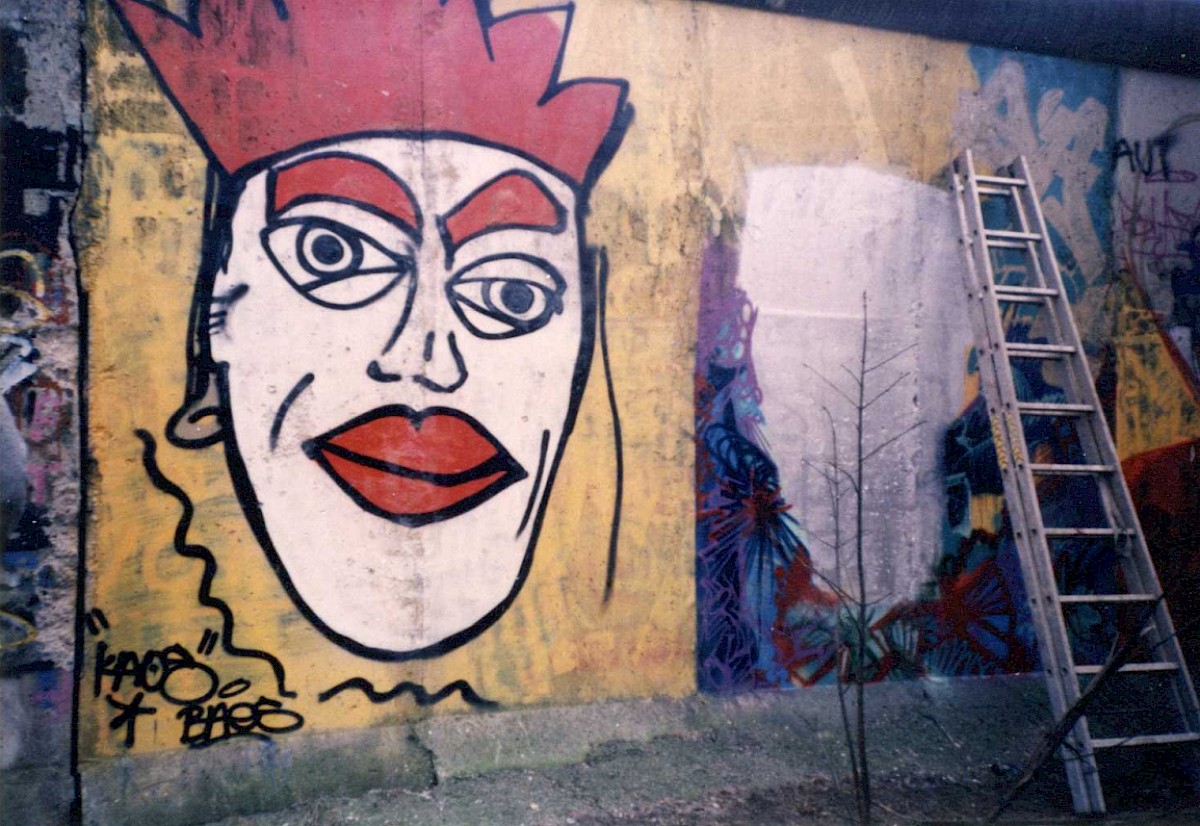 Berlin, 1990 – Mauerelemente mit Mauerkunst (Fotograf: Hans-Jürgen Klette)
