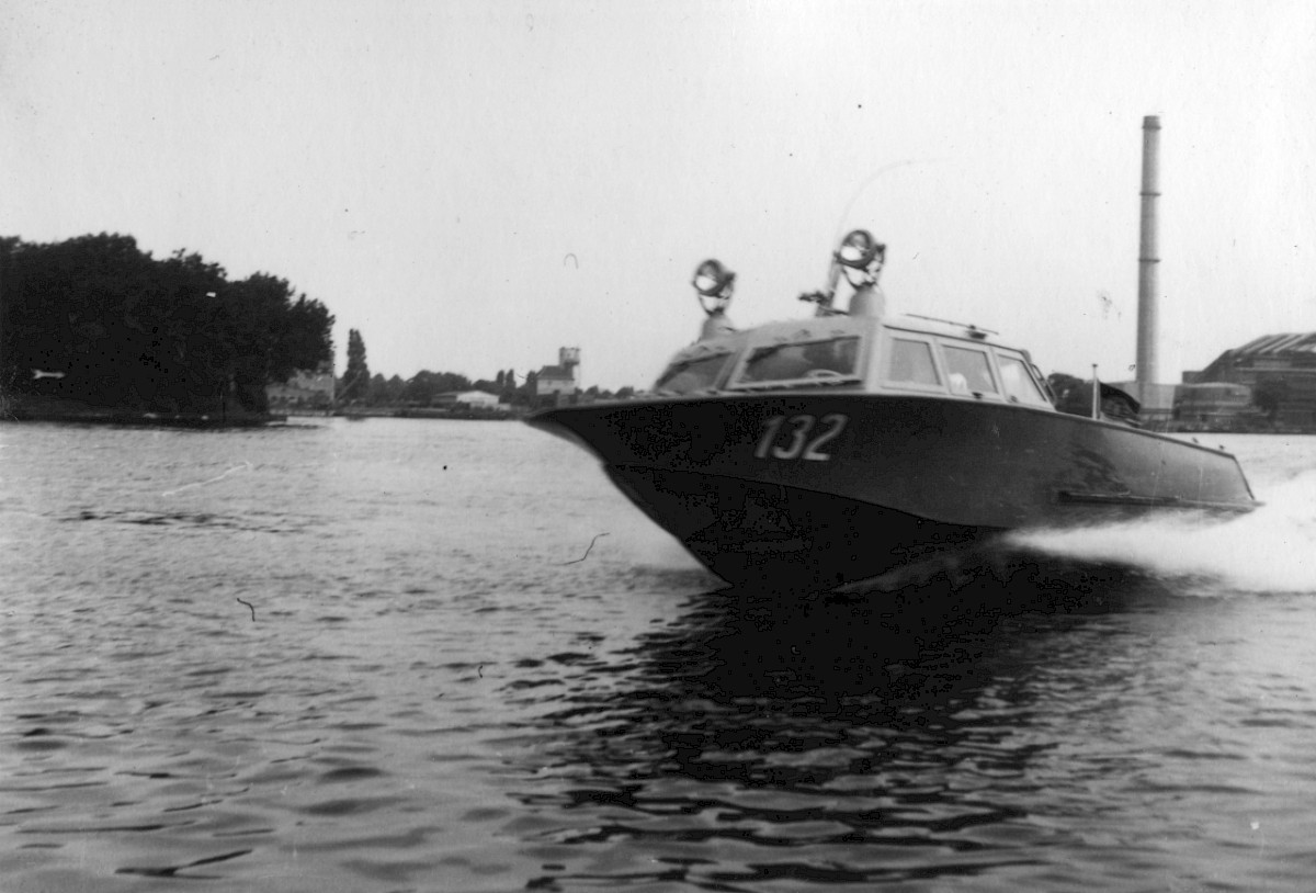 Berlin, ca. 1968 – Ein Schnellboot an der Kontrollstelle Stralau (Elsenbrücke) (Fotograf: Wolfgang Böttger)