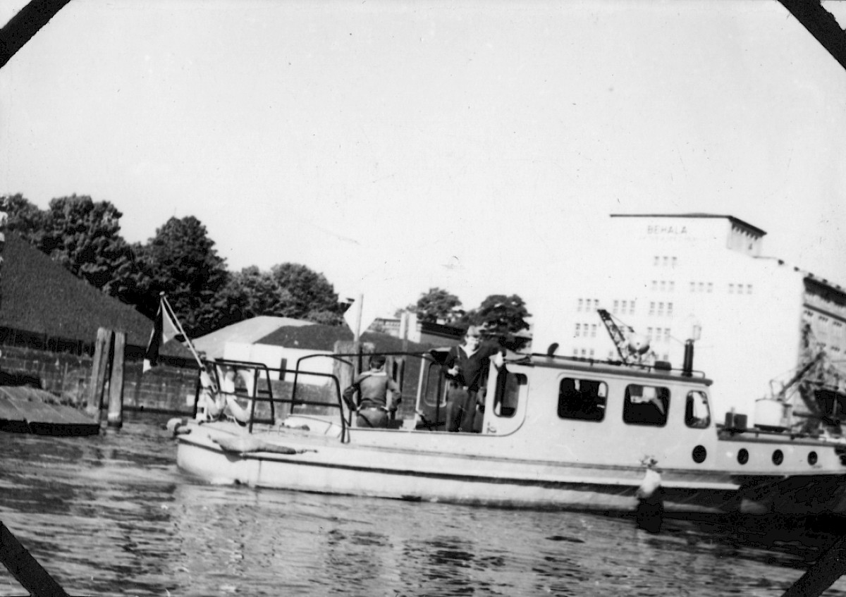 Berlin, ca. 1968 – Patrouillenboot der Grenztruppen an der Brommybrücke (Fotograf: Wolfgang Böttger)
