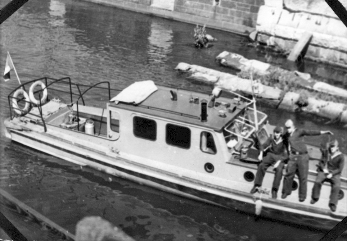 Berlin, ca. 1968 – Ein Patrouillenboot zwischen den Ruinen der Brommybrücke (Fotograf: Wolfgang Böttger)