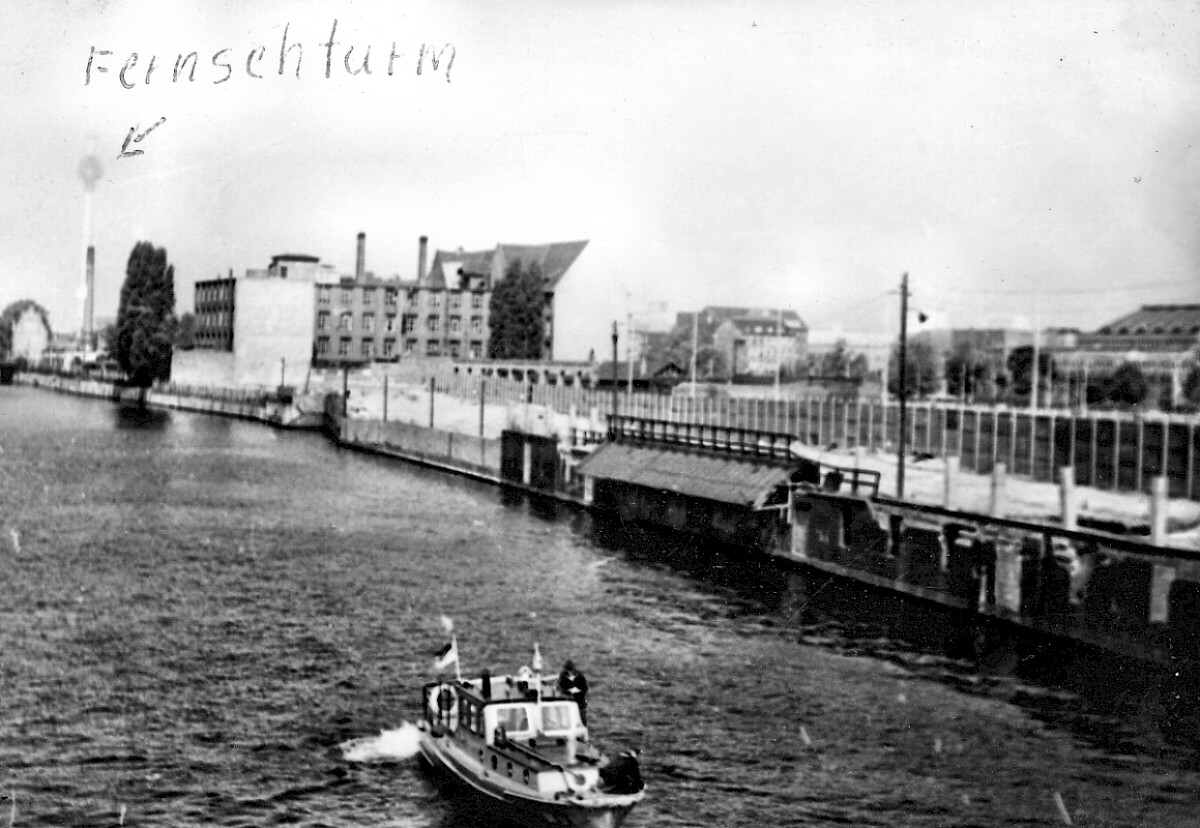 Berlin, 1969 – Patrouillenboot der Grenztruppen auf der Spree (Fotograf: Wolfgang Böttger)