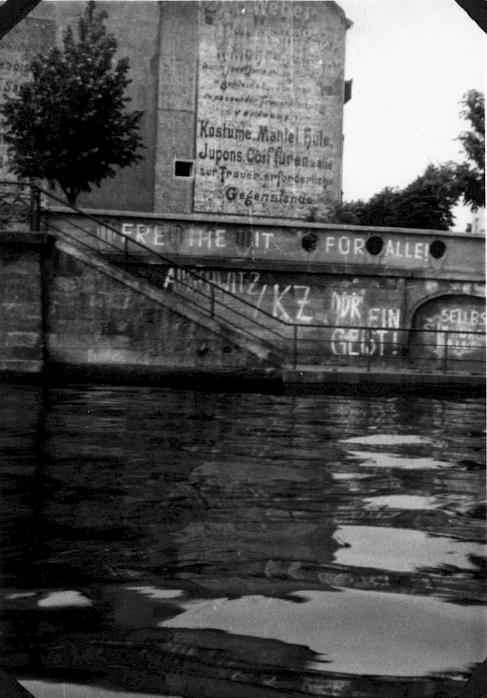 Berlin, 1968 – Das Gröbenufer mit Anti-DDR Schriftzügen (Fotograf: Wolfgang Böttger)