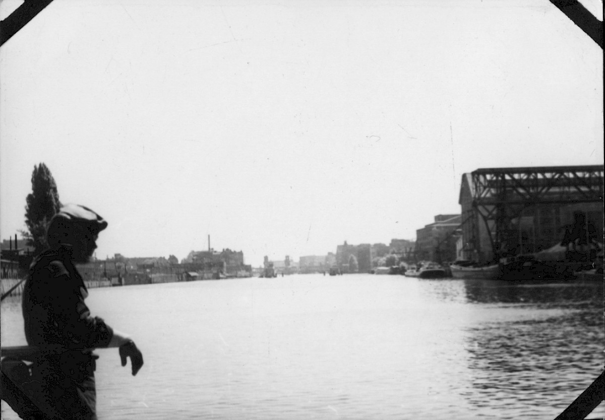 Berlin, ca. 1968 – Patrouillenboot im Osthafen mit Blick zur Oberbaumbrücke (Fotograf: Wolfgang Böttger)