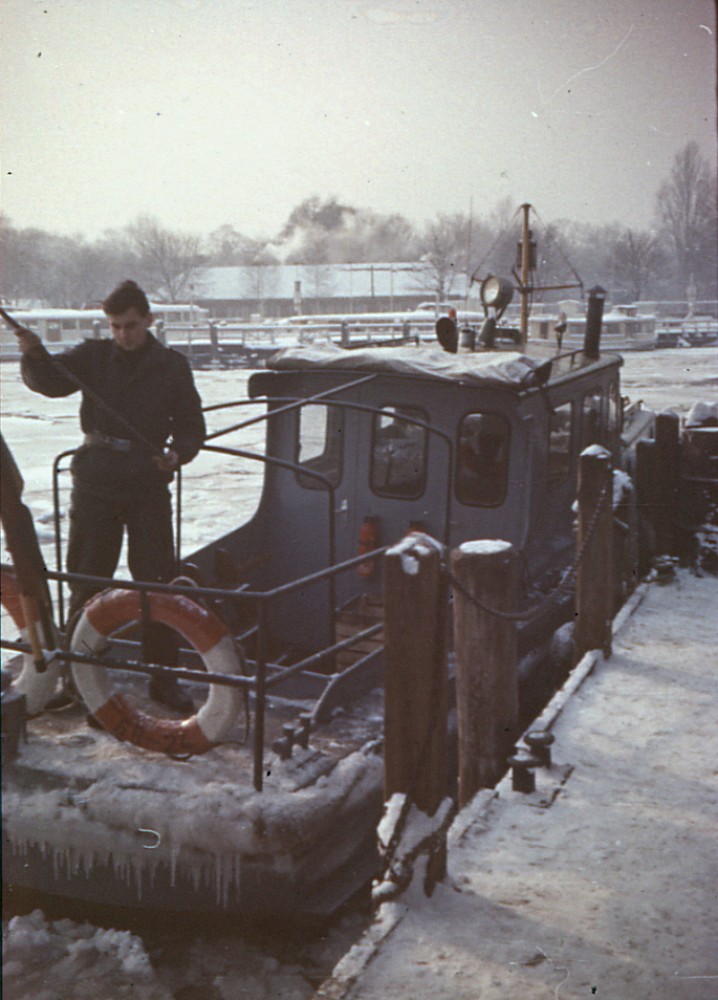 Berlin, ca. 1968 – Ein Grenzboot im winterlichen Osthafen (Fotograf: Wolfgang Böttger)