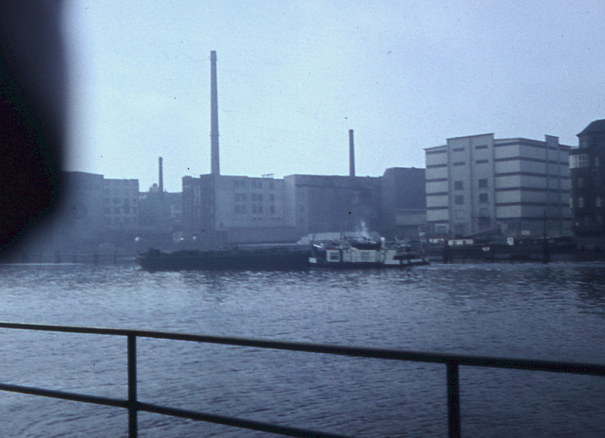 Berlin, ca. 1968 – Der Osthafen mit Blick zum West-Ufer (Fotograf: Wolfgang Böttger)