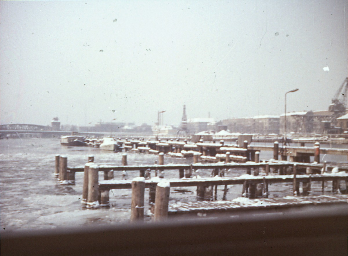 Berlin, ca. 1968 – Landestege im Osthafen während des Winters (Fotograf: Wolfgang Böttger)