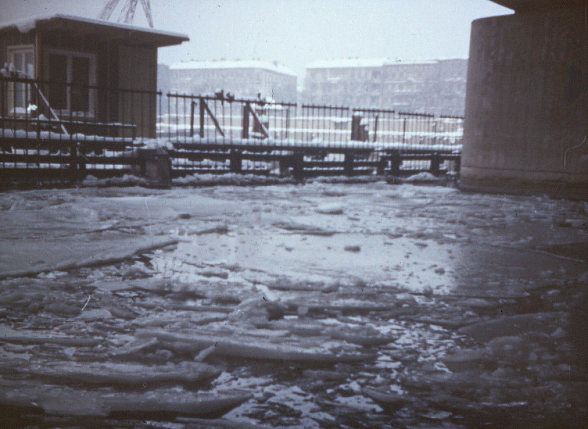 Berlin, ca. 1968 – Wassersperre an der winterlichen Elsenbrücke (Fotograf: Wolfgang Böttger)