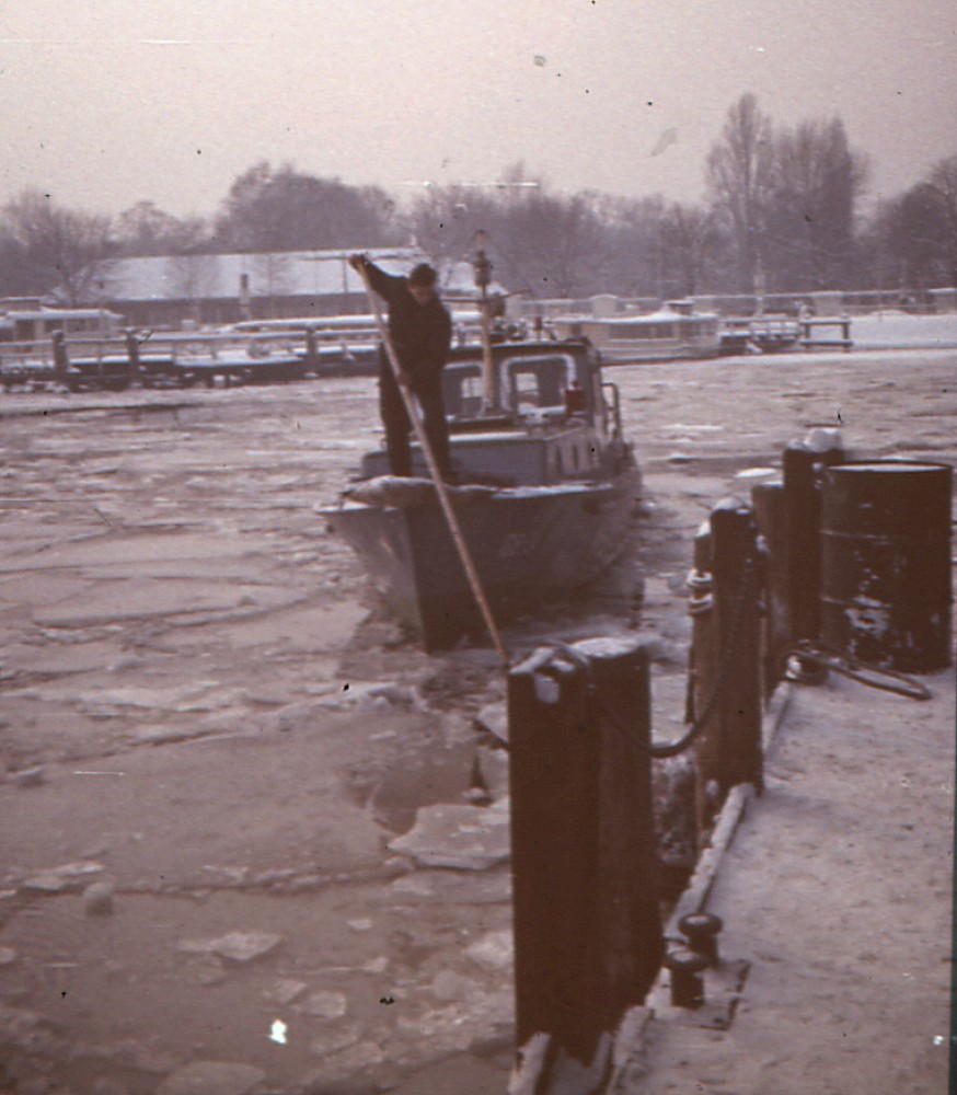 Berlin, ca. 1968 – Patrouillenboot an der winterlichen Elsenbrücke (Fotograf: Wolfgang Böttger)
