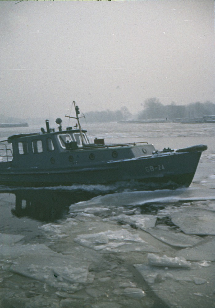 Berlin, ca. 1968 – Patrouillenboot in der winterlichen Spree bei Stralau (Fotograf: Wolfgang Böttger)
