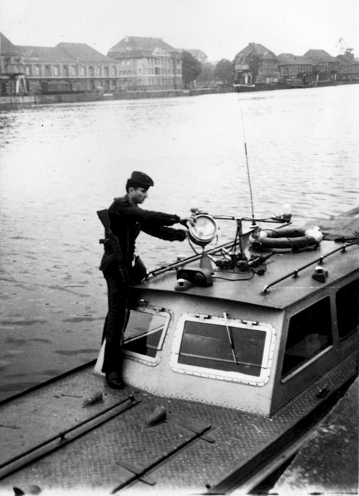 Berlin, ca. 1968 – Patrouillenboot im Osthafen (Fotograf: Wolfgang Böttger)