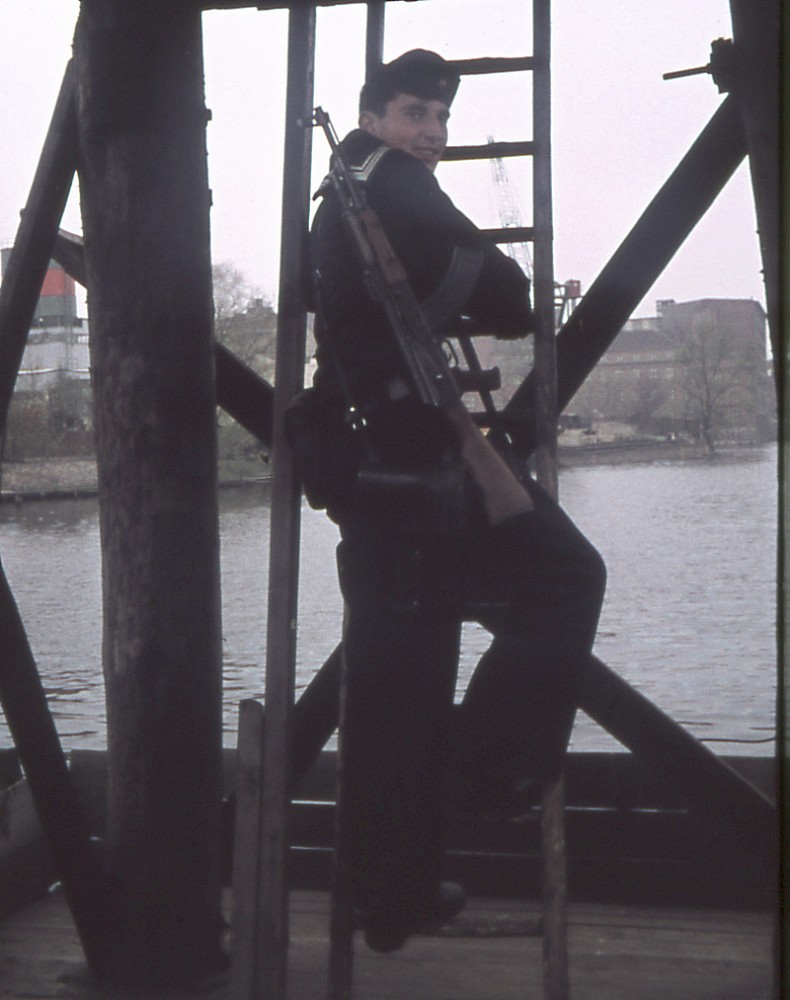 Berlin, ca. 1968 – Grenzsoldat am Postenstand am Zollsteg im Osthafen (Fotograf: Wolfgang Böttger)