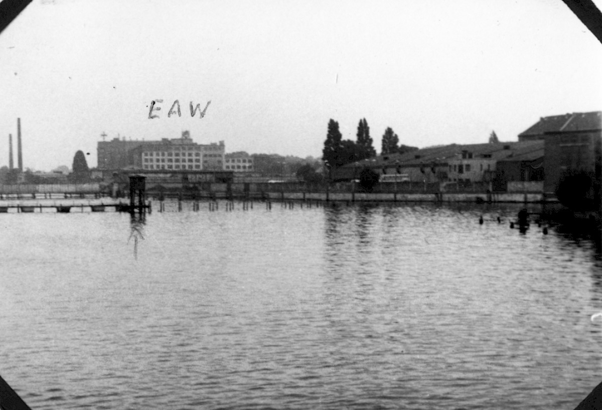 Berlin, 1968 – Hölzerner Postenstand im Osthafen vor der Lohmühleninsel (Fotograf: Wolfgang Böttger)