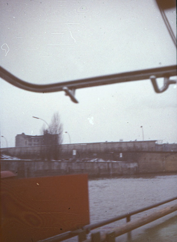 Berlin, ca. 1968 – Blick aus einem Patrouillenboot zur Schillingbrücke (Fotograf: Wolfgang Böttger)