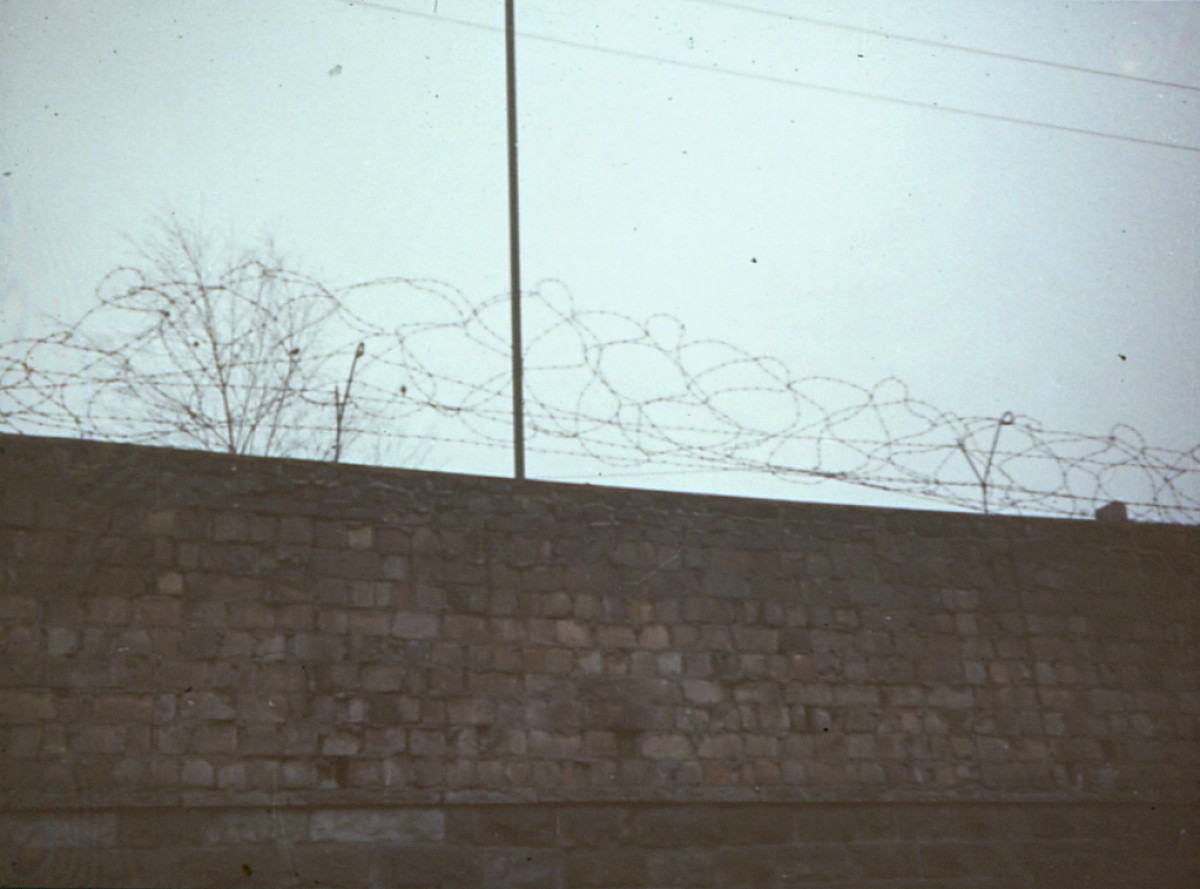 Berlin, ca. 1968 – Grenzmauer an der Ostseite der Schillingbrücke am Spreeufer (Fotograf: Wolfgang Böttger)