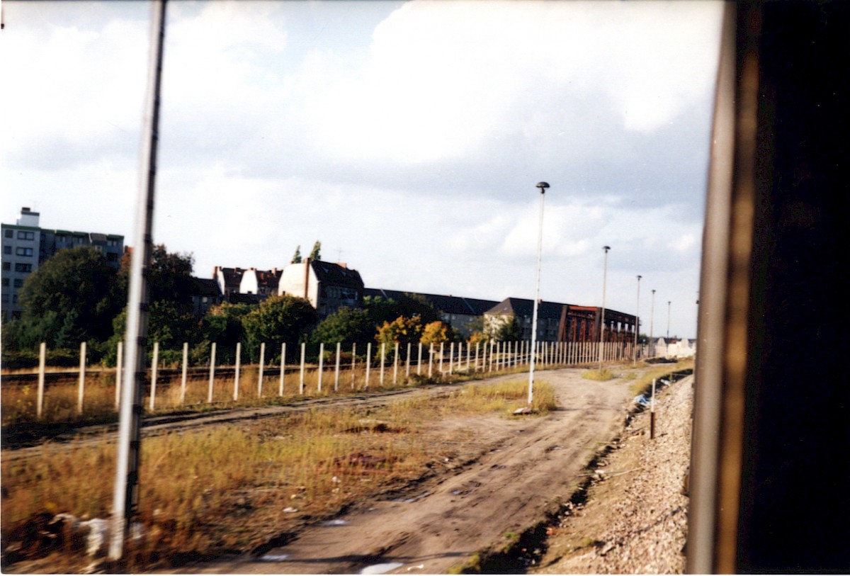 Berlin, 1990 – Reste der Grenzanlagen am Nassen Dreieck (Fotograf: Peter Guba)