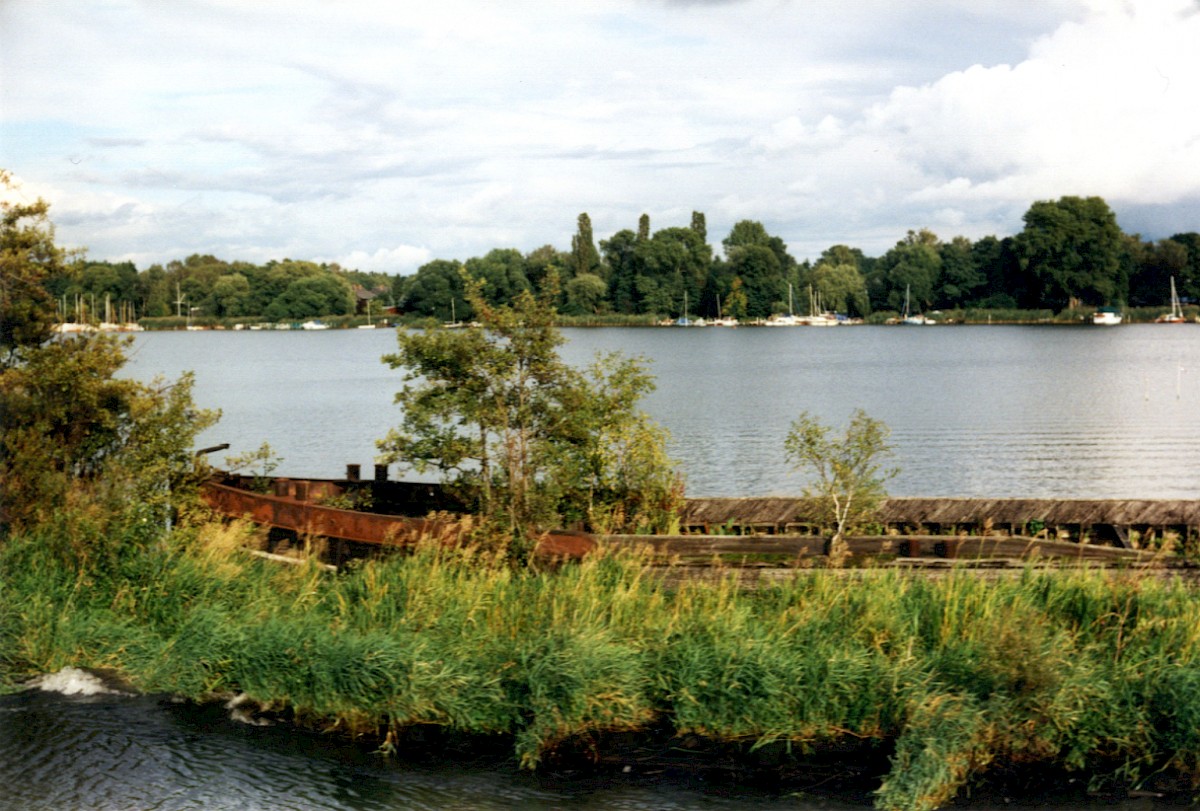 Berlin, 1990 – Versenkter Lastkahn im Nieder Neuendorfer See (Fotograf: Peter Guba)