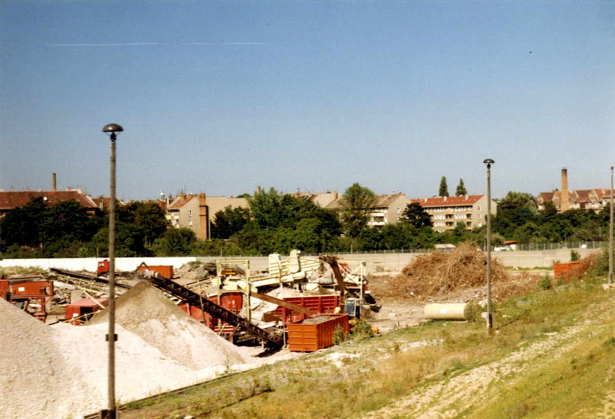 Berlin, 1990 – Sammelstelle von Mauerelementen am Nassen Dreieck in Pankow (Fotograf: Peter Guba)