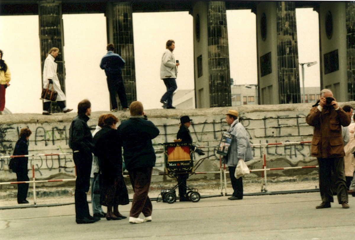 Berlin, 1990 – Mauerbesucher am Brandenburger Tor (Fotograf: Peter Guba)
