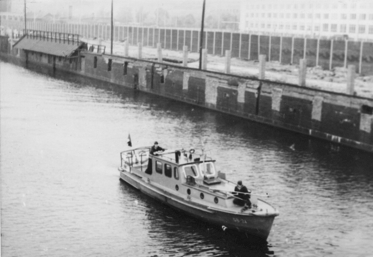 Berlin, ca. 1968 – Ein Patrouillenboot auf Höhe der Brommybrücke (Fotograf: Wolfgang Böttger)