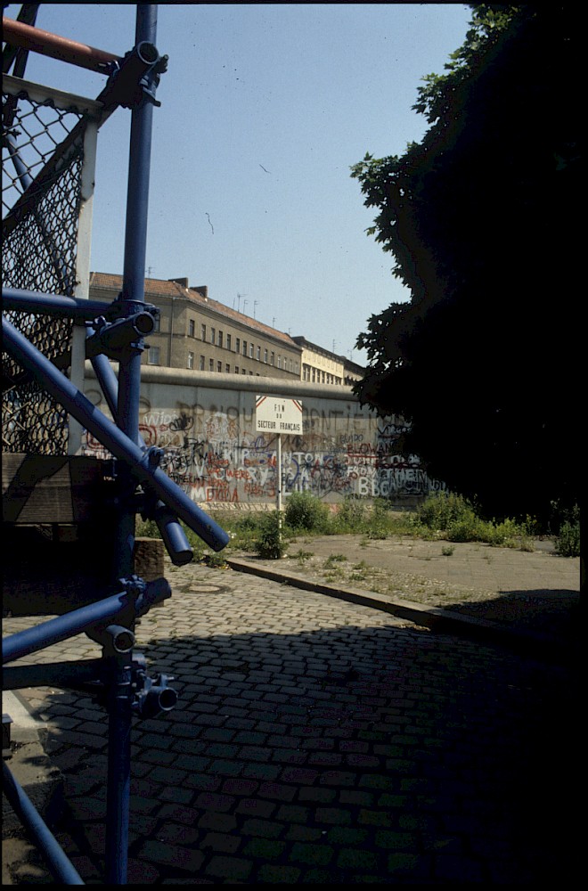 Berlin, ca. 1985 – Grenzmauer und Sektorenschild in der Bernauer Straße/Schwedter Straße (Fotograf: Uwe Viedt)